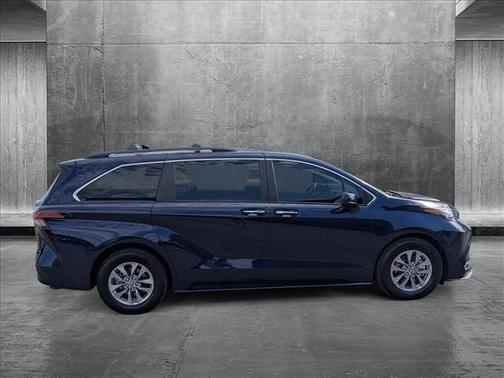2022 Toyota Sienna XLE 7 Passenger