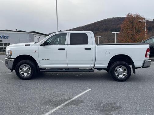 2022 RAM 2500 Tradesman Crew Cab 4x4 6'4' Box