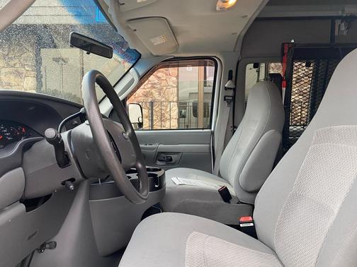 2006 Ford E350 Super Duty Base