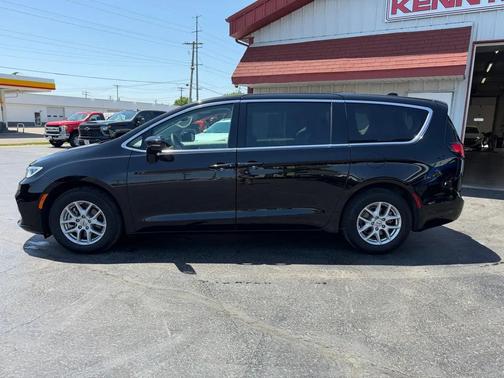 Diamond Black Crystal Pearlcoat 2024 Chrysler Pacifica Touring L