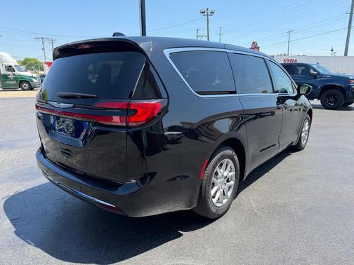 Diamond Black Crystal Pearlcoat 2024 Chrysler Pacifica Touring L