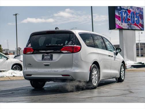 2022 Chrysler Voyager LX