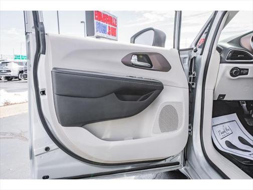 2022 Chrysler Voyager LX