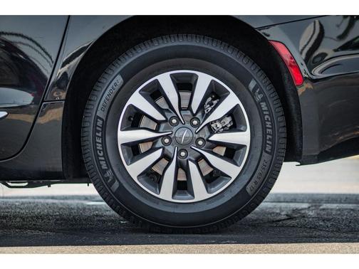 Brilliant Black Crystal Pearlcoat 2023 Chrysler Pacifica Hybrid Limited