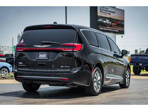 Brilliant Black Crystal Pearlcoat 2023 Chrysler Pacifica Hybrid Limited