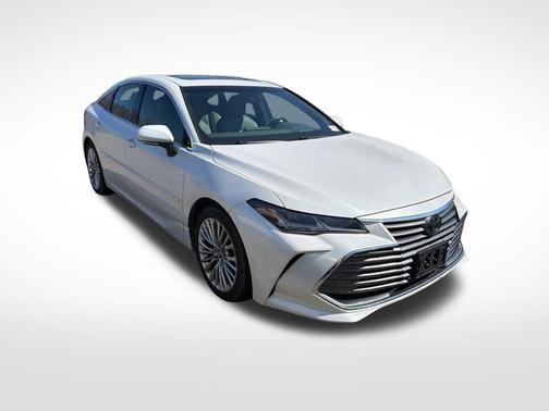 White 2019 Toyota Avalon XLE