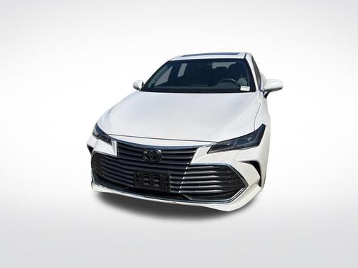 White 2019 Toyota Avalon XLE