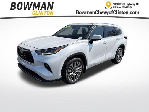 White 2022 Toyota Highlander Platinum