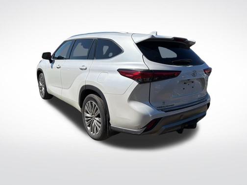 White 2022 Toyota Highlander Platinum