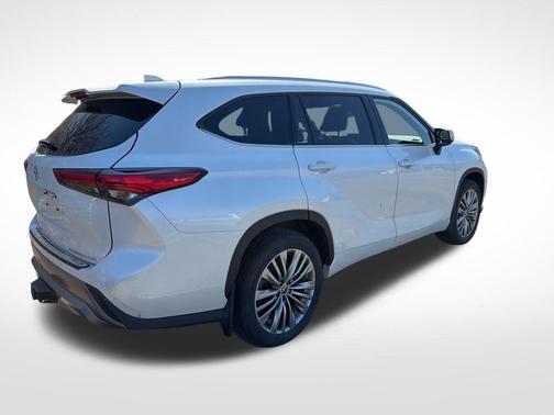 White 2022 Toyota Highlander Platinum