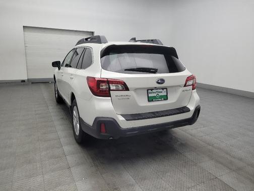 Crystal White Pearl 2018 Subaru Outback 2.5i Premium