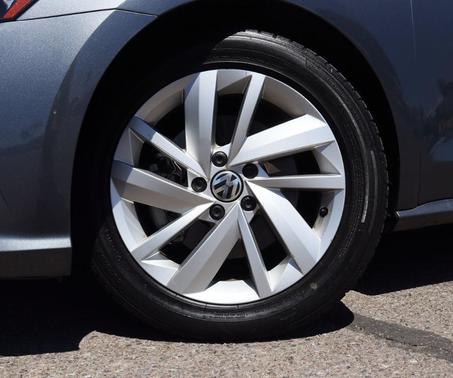 Platinum Gray Metallic 2018 Volkswagen Passat 2.0T SE