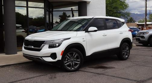 Snow White Pearl 2023 Kia Seltos LX