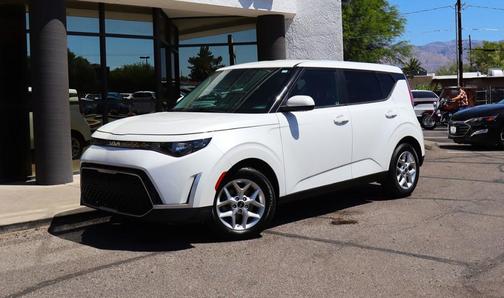 Snow White Pearl 2023 Kia Soul LX