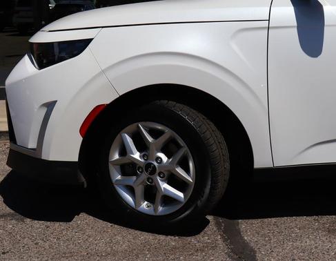 Snow White Pearl 2023 Kia Soul LX