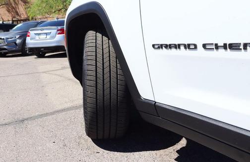 Bright White Clearcoat 2023 Jeep Grand Cherokee L Laredo