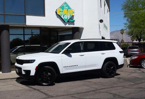 Bright White Clearcoat 2023 Jeep Grand Cherokee L Laredo