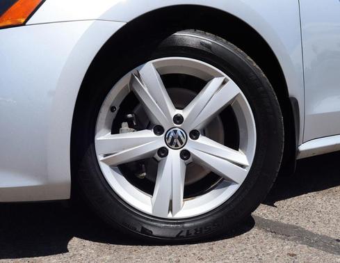 2015 Volkswagen Passat 1.8T Auto SE w/Sunroof & Nav