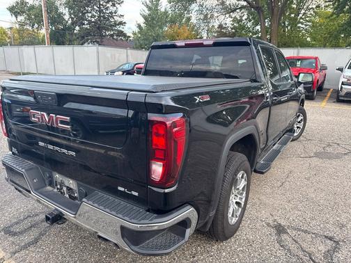 Onyx Black 2023 GMC Sierra 1500 SLE