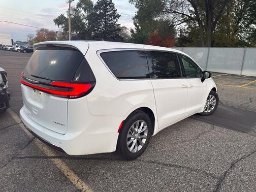 Bright White Clearcoat 2026 Chrysler Pacifica Limited