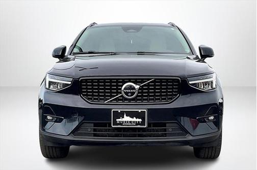 2023 Volvo XC40 B4 Ultimate Dark Theme