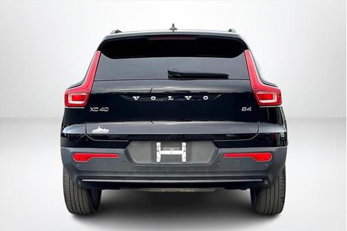 2023 Volvo XC40 B4 Ultimate Dark Theme