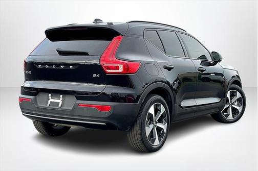 2023 Volvo XC40 B4 Ultimate Dark Theme