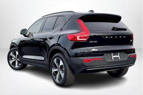 2023 Volvo XC40 B4 Ultimate Dark Theme