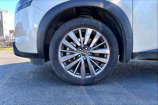 Pearl White Tricoat 2024 Nissan Pathfinder SL FWD