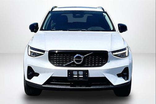 Crystal White Metallic 2023 Volvo XC40 B4 Ultimate Dark Theme
