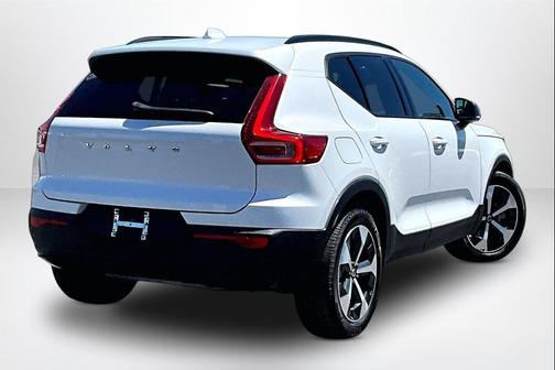 Crystal White Metallic 2023 Volvo XC40 B4 Ultimate Dark Theme