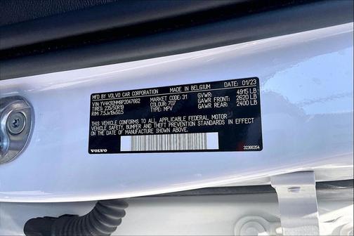 Crystal White Metallic 2023 Volvo XC40 B4 Ultimate Dark Theme