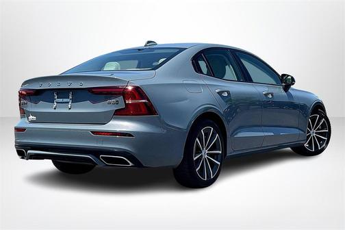 2022 Volvo S60 T5 Momentum