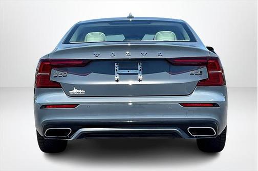 2022 Volvo S60 T5 Momentum