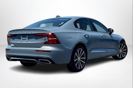 2022 Volvo S60 T5 Momentum