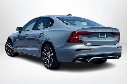 2022 Volvo S60 T5 Momentum