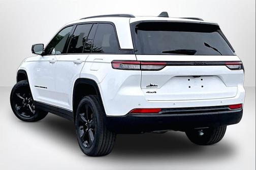 Bright White Clearcoat 2023 Jeep Grand Cherokee Altitude