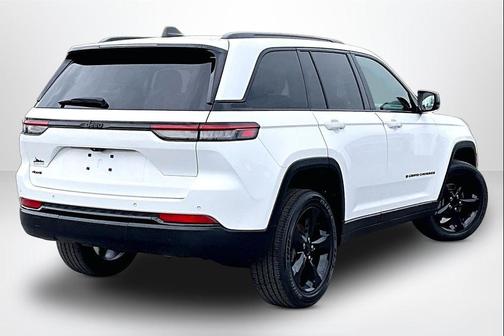Bright White Clearcoat 2023 Jeep Grand Cherokee Altitude