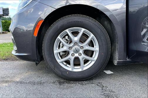 Granite Crystal Metallic Clearcoat 2023 Chrysler Pacifica Touring L