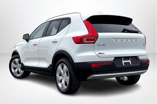 2022 Volvo XC40 T5 Momentum