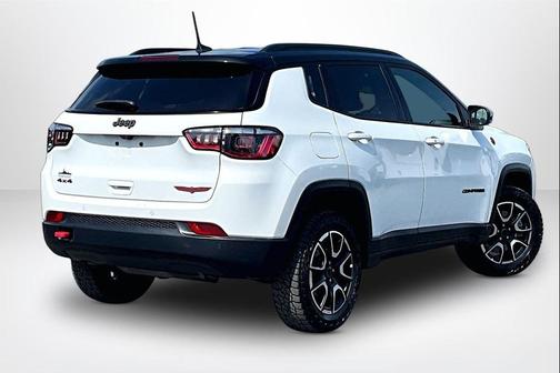 Bright White Clearcoat 2025 Jeep Compass Trailhawk