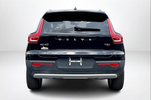 2022 Volvo XC40 T5 Momentum