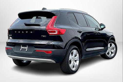 2022 Volvo XC40 T5 Momentum