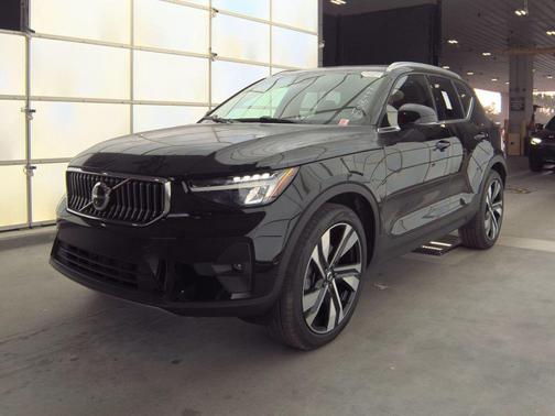 2024 Volvo XC40 B5 Plus Bright Theme