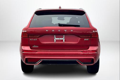 2023 Volvo XC60 B5 Plus Dark Theme
