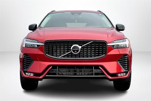 2023 Volvo XC60 B5 Plus Dark Theme