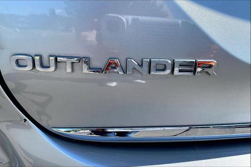 Alloy Silver Metallic 2024 Mitsubishi Outlander ES 2.5 2WD