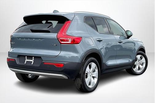 2022 Volvo XC40 T5 Momentum