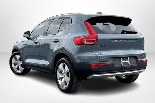 2022 Volvo XC40 T5 Momentum