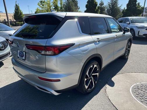 Alloy Silver Metallic 2024 Mitsubishi Outlander SE